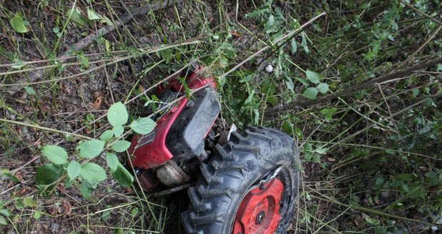 Neznámý pachatel odstavil traktor na koleje a utekl