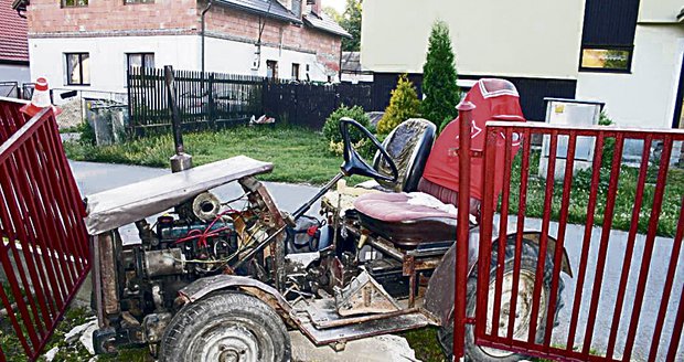 Traktorista skončil v plotě souseda