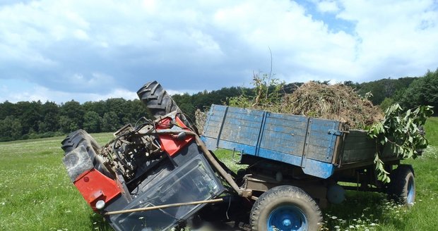 Muž vytrhával na Znojemsku traktorem pařezy: Stroj se na něj převrátil a zabil ho 