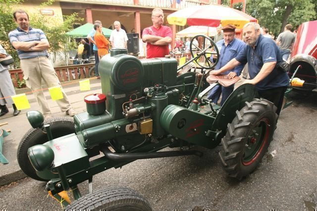 Historický traktor, prý plně funkční