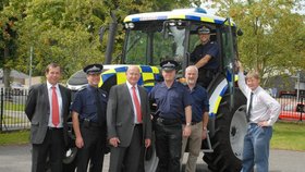Policejní traktor Zetor při předání v anglickém hrabství Dorset