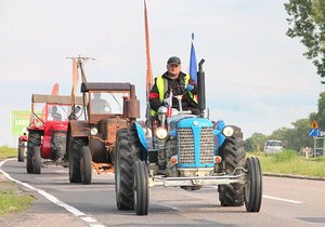 Martin Havelka ze Škrdlovic na Žďársku jede na traktoru Zetor 25 A osmisetkilometrovou trasu do severního Polska.