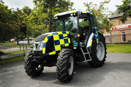 Traktor Zetor v barvách anglické policie