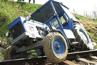 Traktor spadl na koleje, vlaky stály čtyři hodiny