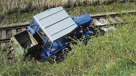 Traktor spadl na kolejích