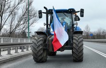 Kola zhruba 3000 traktorů se roztočila včera po celé zemi. Nespokojení zemědělci však nemířili na pole, ale k hraničním přechodům, aby vyjádřili nespokojenost s agrární politikou EU, zbytečnou byrokracií a s dovozem ze zemí, kde neplatí stejně přísné podmínky jako u nás!