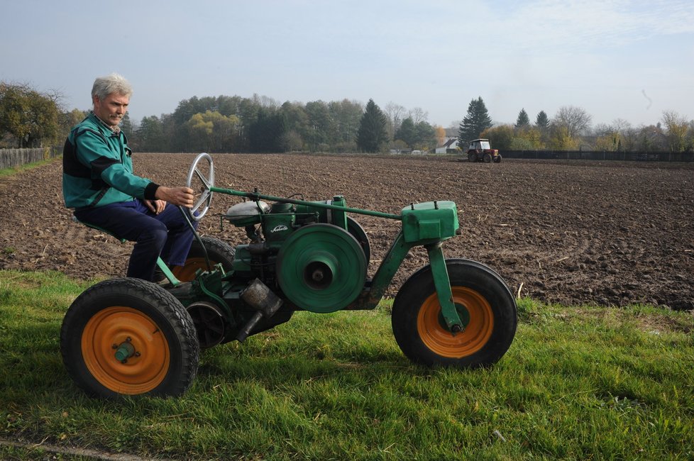 Stařičký traktor si jenom líně poklapává. Prý by ho dohnala i stará babka.