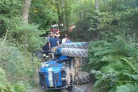 Nehoda traktoru: Řidičku (50) zavalil, spolujezdec (44) vypadl