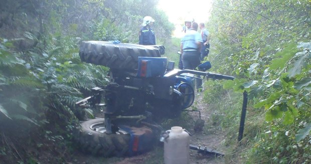 Traktor se převrátil na lesní cestě a zavalil řidičku.