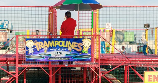 Holčička (†2) zemřela po zásahu elektrickým proudem na trampolíně - Ilustrační foto