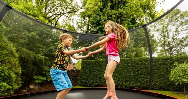 Trampolína zabaví děti na dlouhé hodiny. Dbejte na bezpečnost a dobře používejte ochranné prvky.