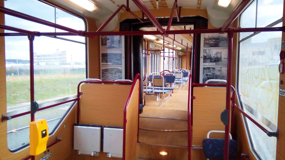 Speciálně ozdobená tramvaj KT8 připomíná 150. výročí první kolejové hromadné dopravy v Brně.