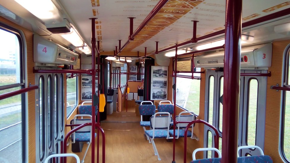 Speciálně ozdobená tramvaj KT8 připomíná 150. výročí první kolejové hromadné dopravy v Brně.