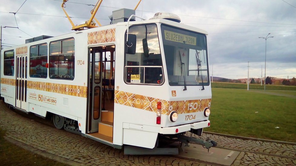 Speciálně ozdobená tramvaj KT8 připomíná 150. výročí první kolejové hromadné dopravy v Brně.