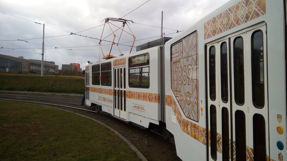 Speciálně ozdobená tramvaj KT8 připomíná 150. výročí první kolejové hromadné dopravy v Brně.