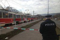 Fanoušci napadli v pražské tramvaji Afričana. Cestující mu odmítli pomoct