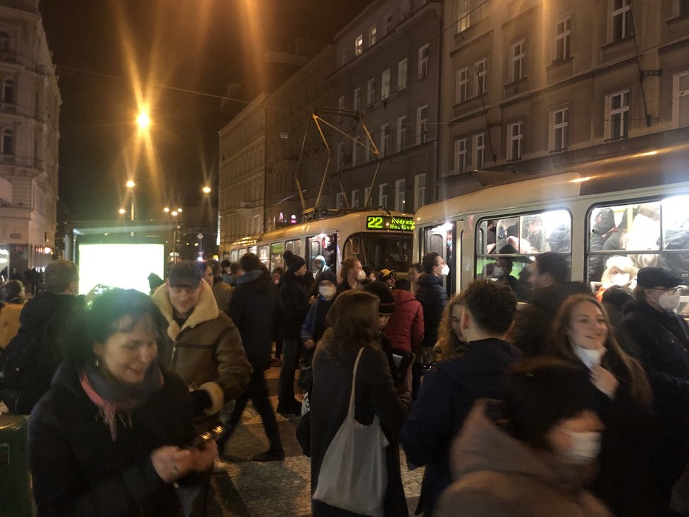 Lidé 22. 2. 2022 ve 22:22 řádili v tramvajích 22 jako diví. Spousta lidí se už dovnitř ani nevešla.
