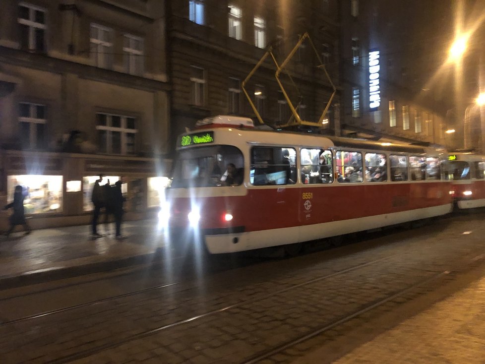 Lidé 22. 2. 2022 ve 22:22 řádili v tramvajích 22 jako diví. Spousta lidí se už dovnitř ani nevešla.