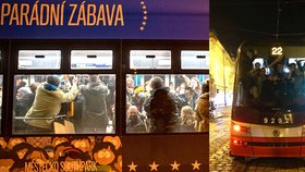 Lidé 22. 2. 2022 ve 22:22 řádili v tramvajích 22 jako diví. Spousta lidí se už dovnitř ani nevešla.