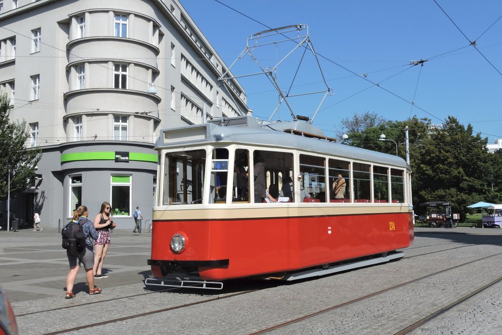 Současný stav tramvaje 4MT z roku 1950, pracovníci DPMB na její rekonstrukci odpracovali 12 tisíc hodin.