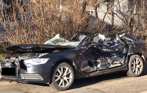 Nepozornost při řízení se včera v deset dopoledne vymstila řidiči (67) luxusního vozu audi.