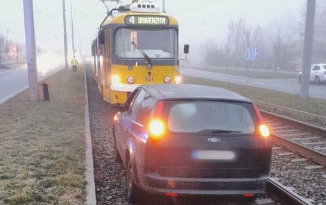 Nepozorný řidič vjel v Plzni na koleje.