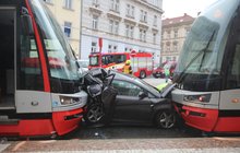 Vážná nehoda v Praze: Auto slisovaly na plech