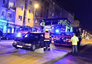 Bulharský Mercedes chtěl předjet tramvaj.