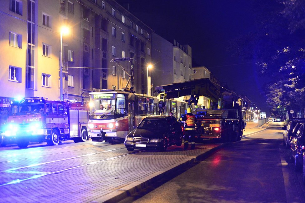 Srážka tramvaje s osobním autem bývá velice nebezpečná.