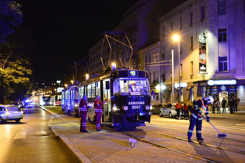 Bulharský Mercedes chtěl předjet tramvaj.