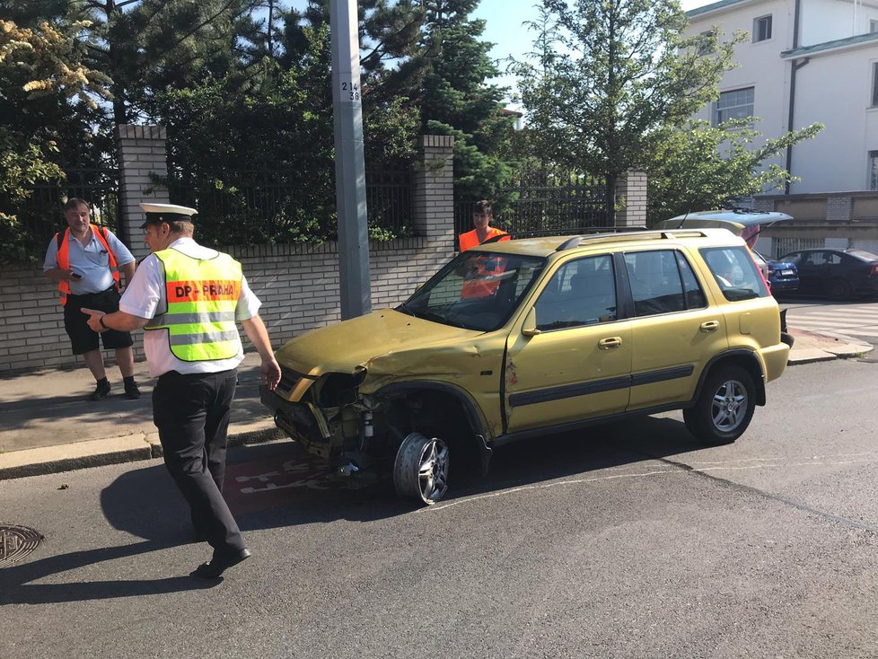 U zastávky Sibeliova se stala dopravní nehoda auta a tramvaje.