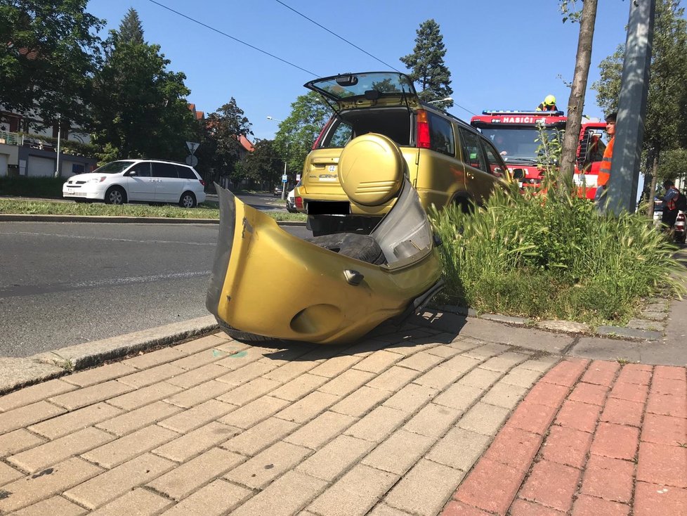 U zastávky Sibeliova se stala dopravní nehoda auta a tramvaje.