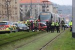 V Dejvicích se stala vážná nehoda. Auto se srazilo s tramvají. Řidičku museli hasiči vyprostit, záchranáři ji resuscitovali. (10. prosince 2022)