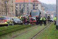 Vážná nehoda v Dejvicích: Tramvaj se srazila s autem, vyproštěné řidičce (51) se při resuscitaci zastavilo srdce