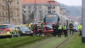 V Dejvicích se stala vážná nehoda. Auto se srazilo s tramvají. Řidičku museli hasiči vyprostit, záchranáři ji resuscitovali. (10. prosince 2022)