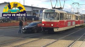 Tramvaje mají výsostnou přednost, lidé často špatně zaparkují a vozy nemohou pokračovat v jízdě.