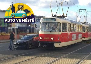 Tramvaje mají výsostnou přednost, lidé často špatně zaparkují a vozy nemohou pokračovat v jízdě.