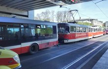 Srážka tramvaje s autobusem: 10 zraněných! 