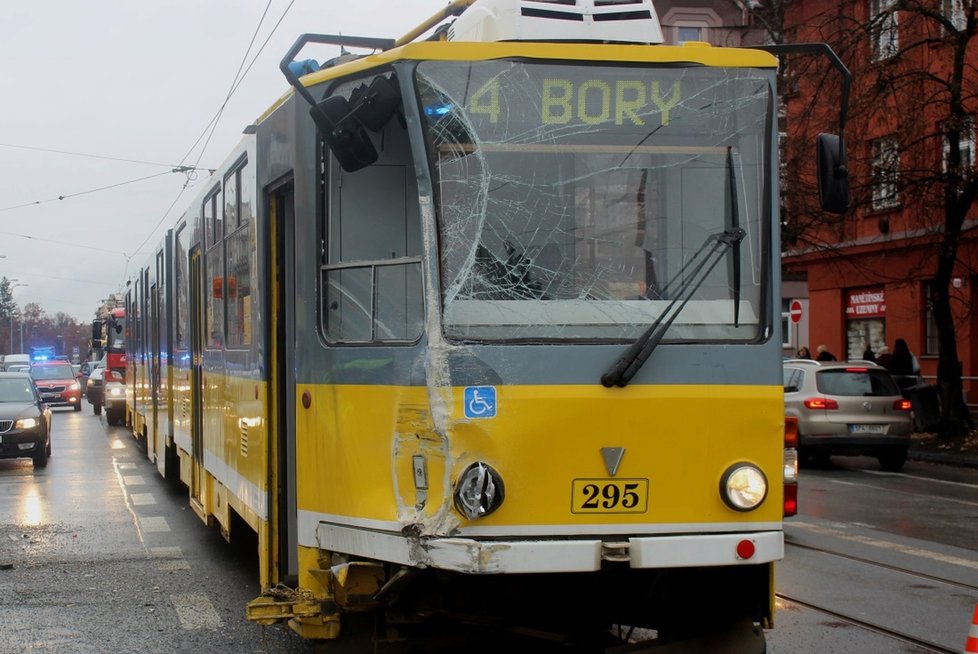 Poškozená tramvaj.