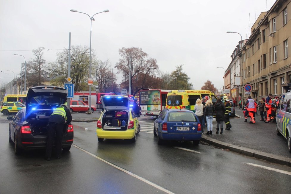 V Plzni došlo k děsivé srážce tramvaje a autobusu.