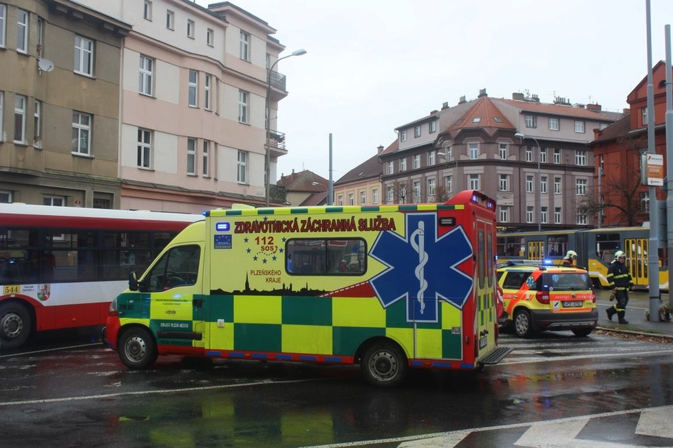 V Plzni došlo k děsivé srážce tramvaje a autobusu.
