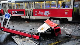 Tramvaj nabourala v křižovatce do zadní části autobusu.