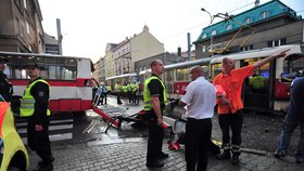 Za nehodou autobusu a tramvaje stála náhlá průtrž mračen.