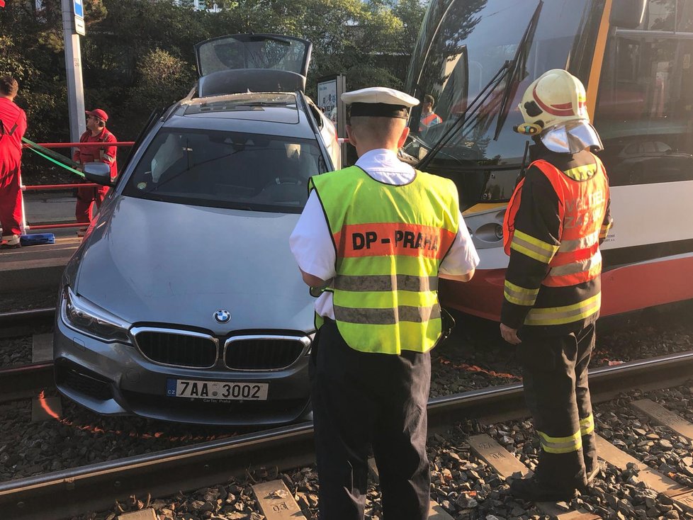 V ulici Průběžná v pražských Strašnicích došlo k nehodě. Srazila se tu tramvaj s automobilem.