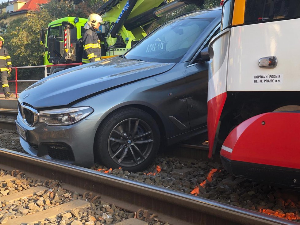 V ulici Průběžná v pražských Strašnicích došlo k nehodě. Srazila se tu tramvaj s automobilem.