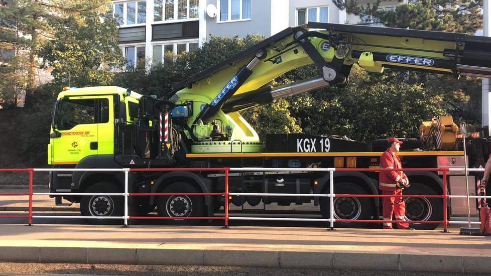 V ulici Průběžná v pražských Strašnicích došlo k nehodě. Srazila se tu tramvaj s automobilem.