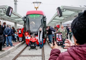 Stovky zájemců využily v Brně příležitosti podívat se do nového tramvajového tunelu ze Starého Lískovce k bohunické nemocnici. Pravidelný provoz bude spuštěn už 11. prosince.