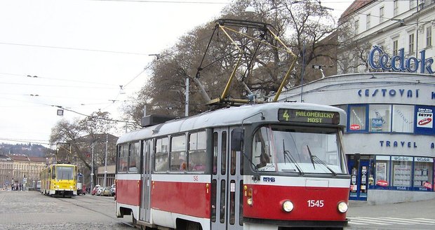 Šílená scéna se odehrála v tramvaji T3M.