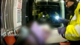 Drsná noční tramvaj: Brňan se po hádce vrhl na cizince, zbil ho do krve