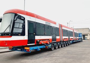 Plně klimatizovaná tramvaj Škoda ForCity Smart 45T je dlouhá 31 metrů, na šířku měří  2,5 metru a pojme 233 pasažérů.